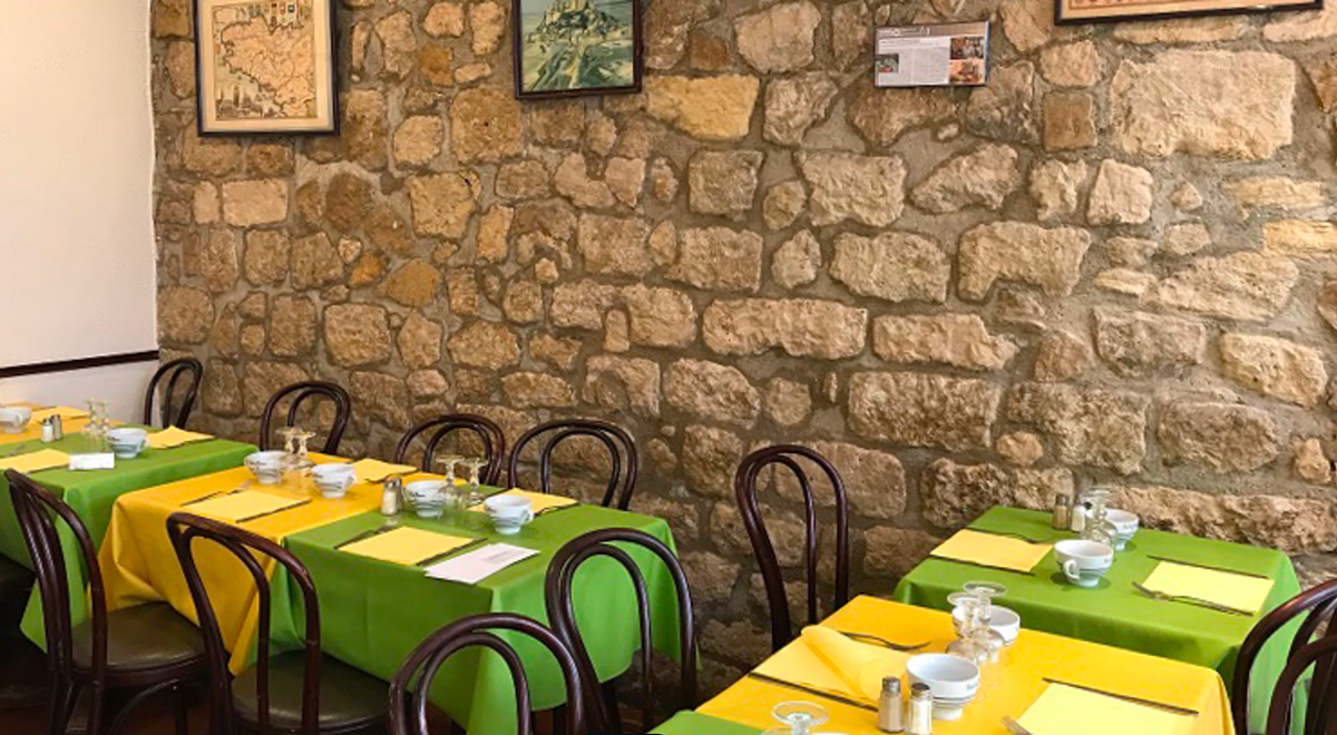 Charles, Maître crêpier, préparant des galettes sur son bilig