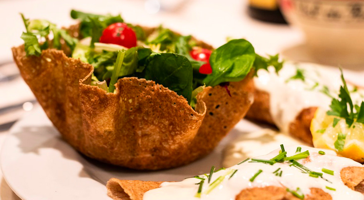 Galette de sarrasin garnie en cours de préparation sur un bilig
